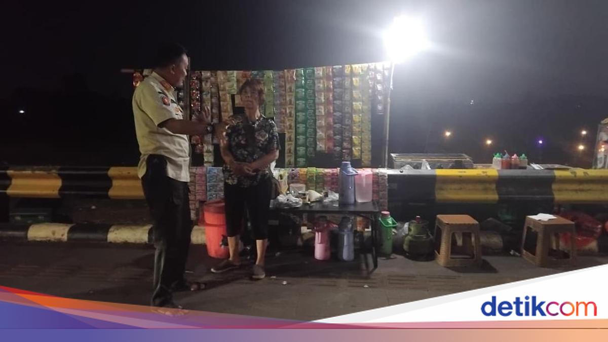 Still Defiant! Street Vendors on Pakansari Pavements Raided by Bogor Satpol PP