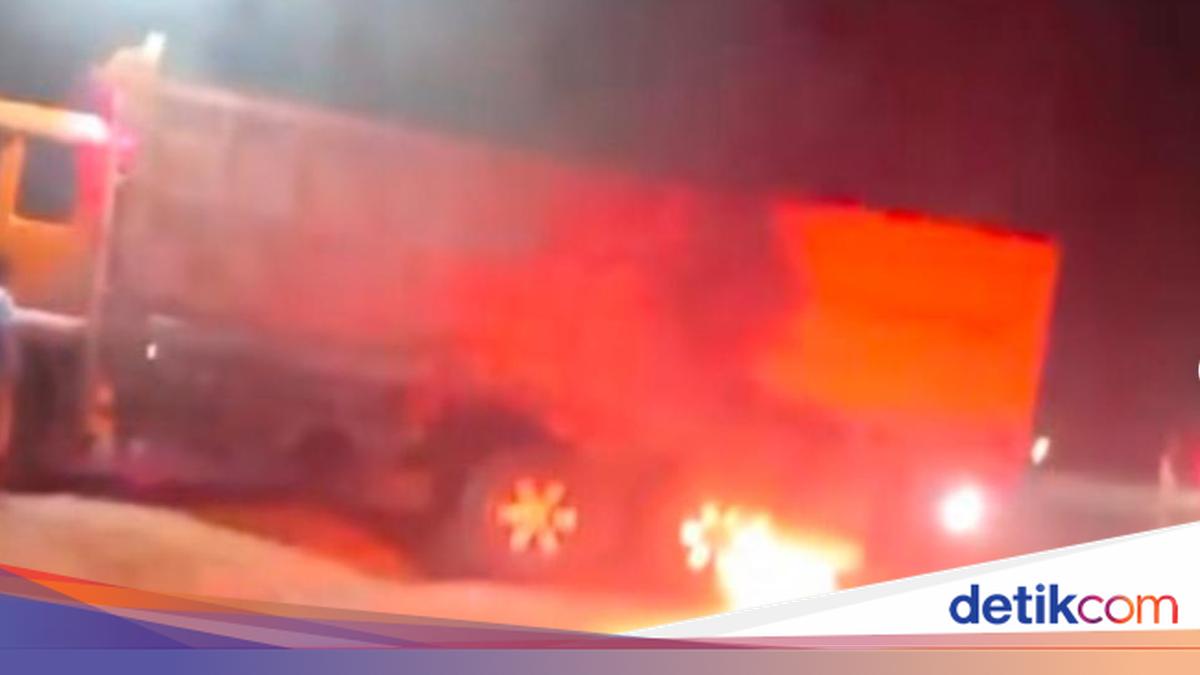 Residents Protest Dust from Roadworks in Parungpanjang, Briefly Block Project Trucks