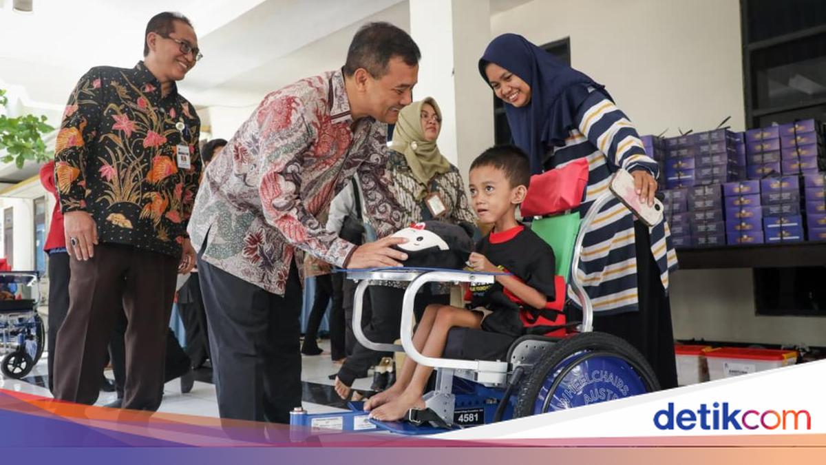 Central Java Government Distributes 181 Adaptive Wheelchairs for People with Disabilities