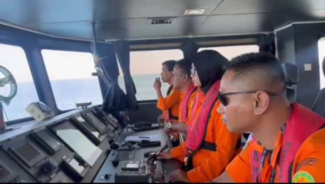 SAR Team Expands Search for Missing Passengers After KMP Putri Yasmin Fire