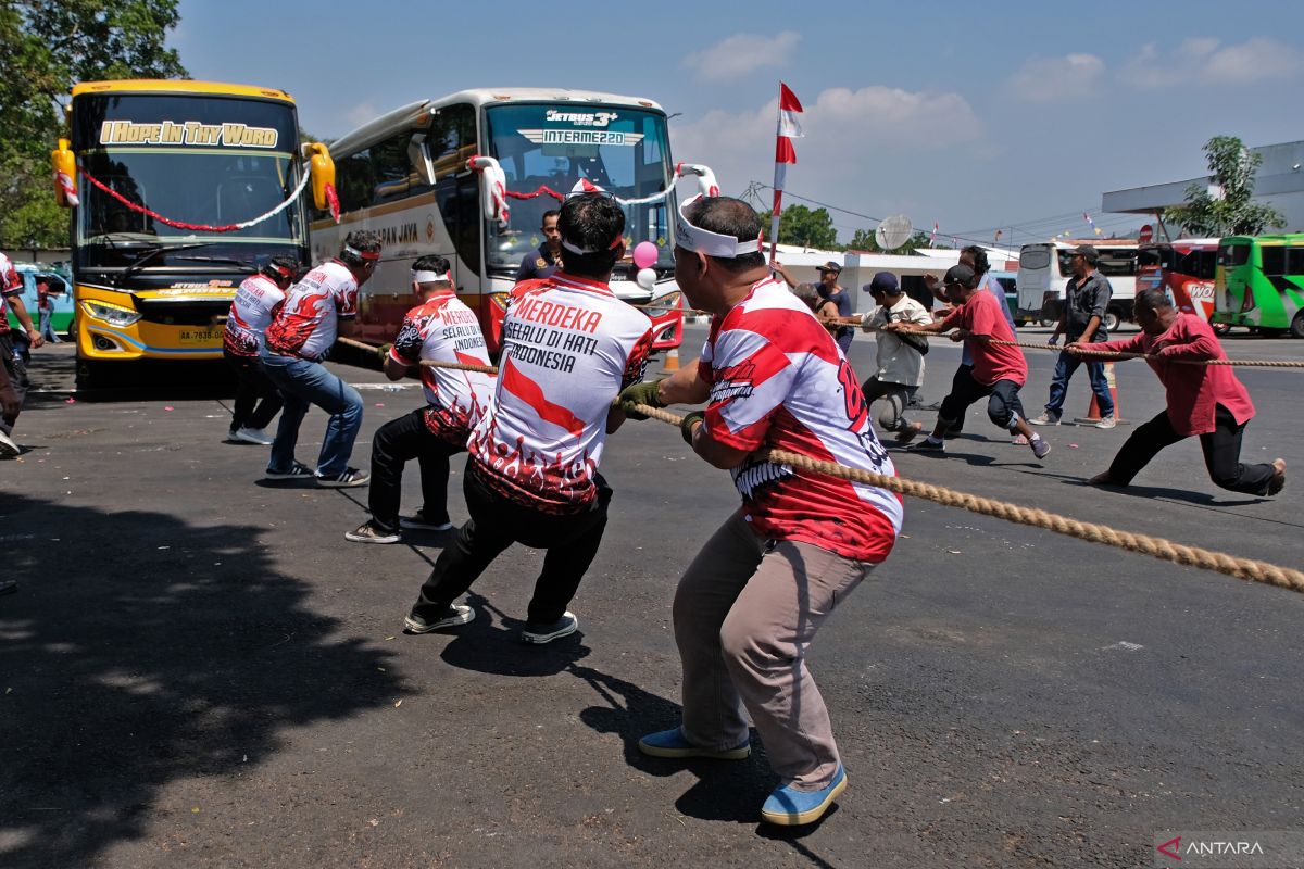 Bus-pulling competition enlivens Indonesia's 81st Independence Day celebrations