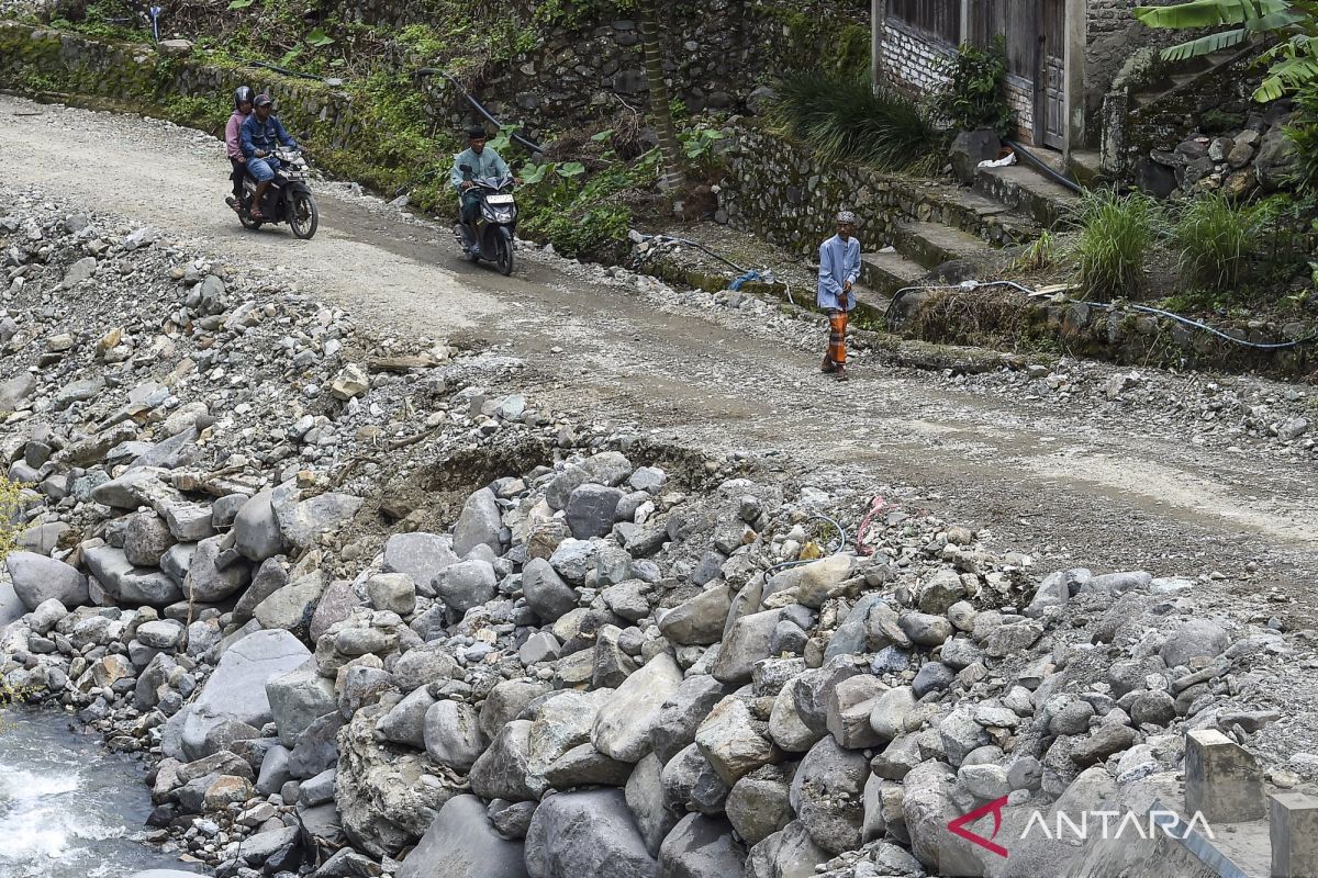 The cracks that remain after the flash floods struck