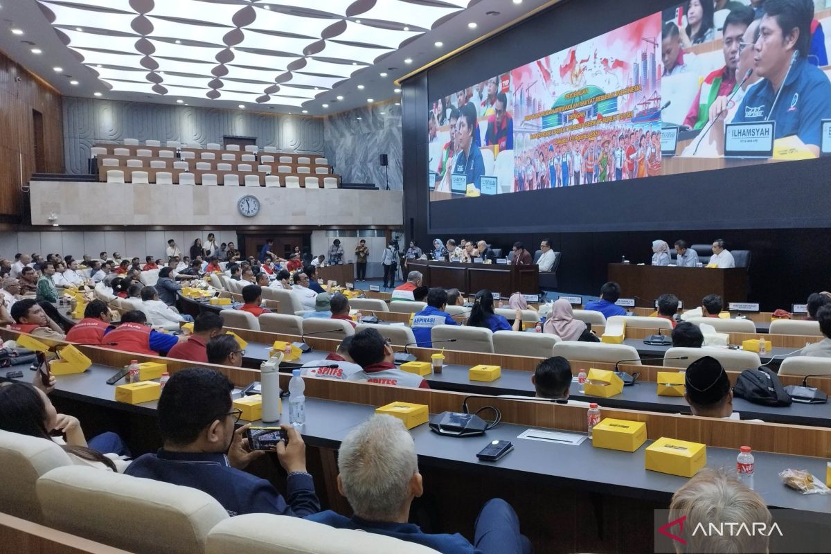 Workers demand revocation of three government regulations derived from Omnibus Law during DPR hearing