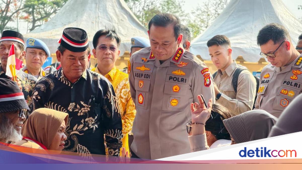 Metro Jaya Police Chief Presents Social Services and Healthcare in Bekasi to Mark Independence Day