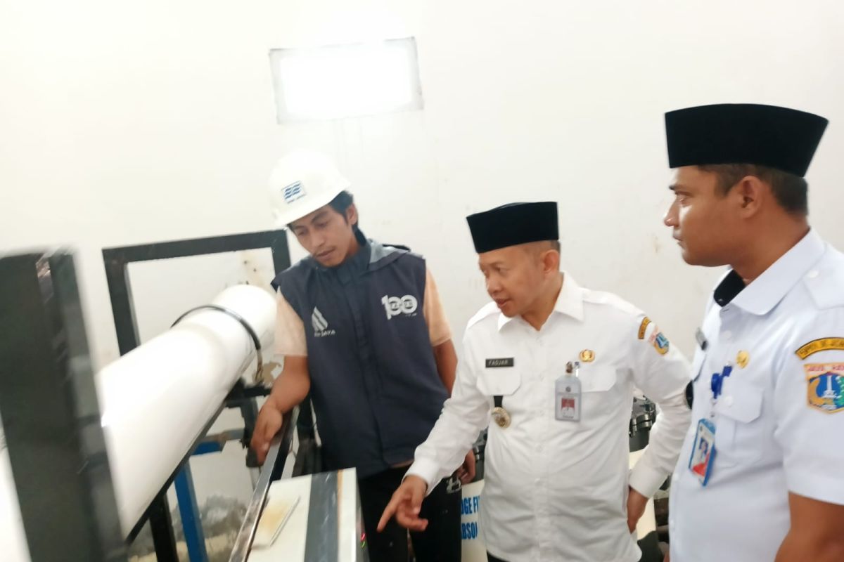 Regent Inspects Damaged Clean Water System on Kelapa Dua Island