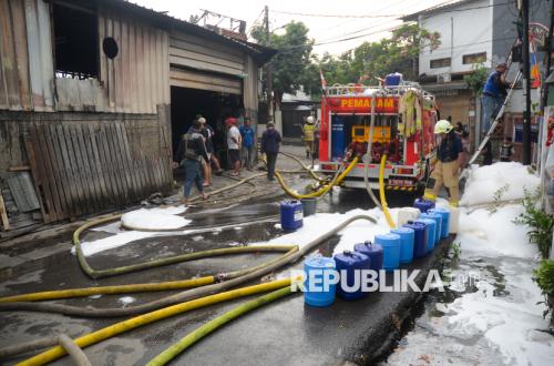 Gas Leaks Most Frequent Cause of Fires, Cikini Strengthens Volunteer Firefighters