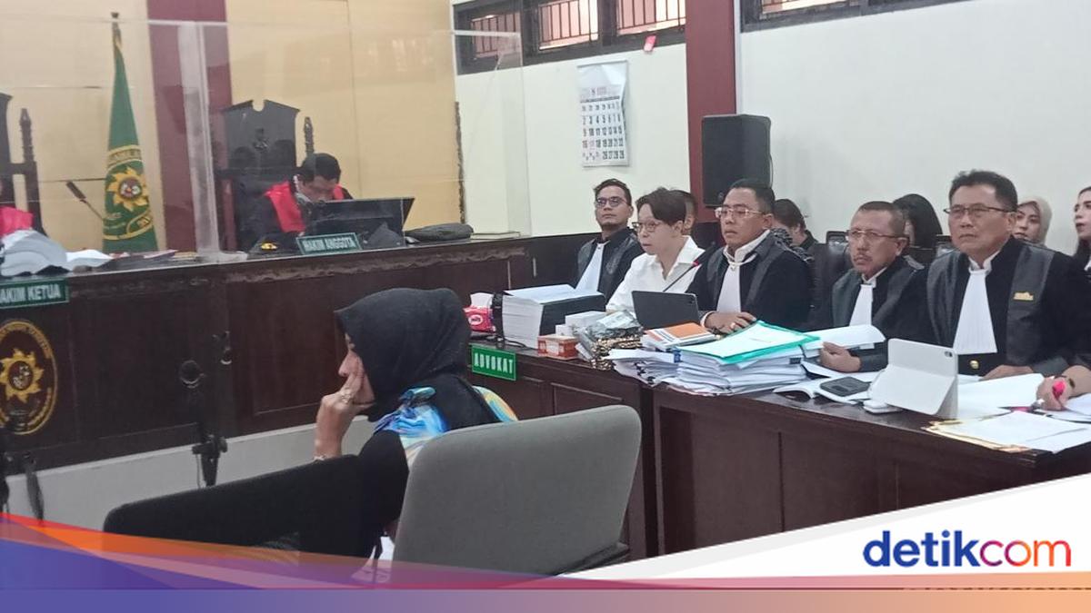 Witness Protests, Demands Richard Lee Remove Wig in Court