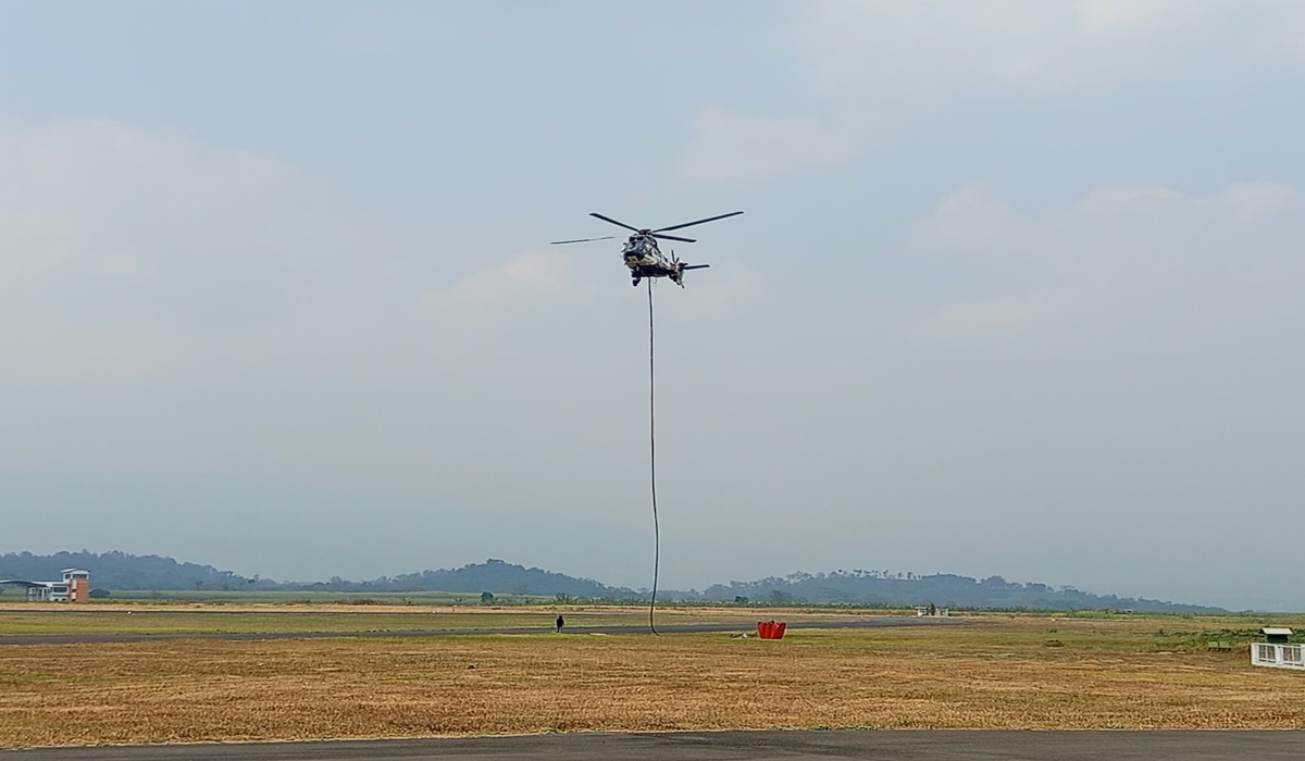 Water Bombing Operations for Bromo Forest Fires Halted Due to Weather