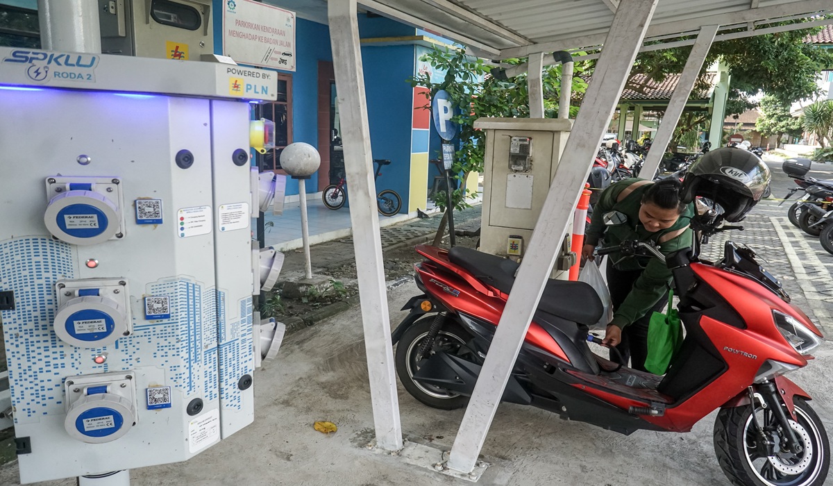 Electric Motorcycles Can Now Charge at Euro Type 2 Public EV Stations