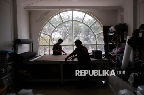 A Look at the Local Bag-Making Process in Tangerang