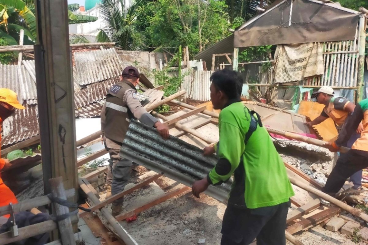 Joint officers demolish nine illegal structures in Kalideres, West Jakarta