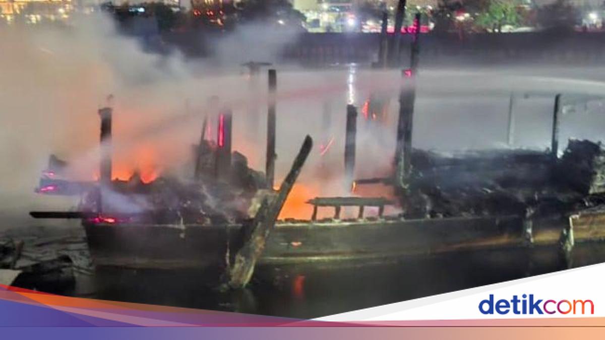Three Ships Burn at Muara Baru Dock, 11 Fire Engines Deployed