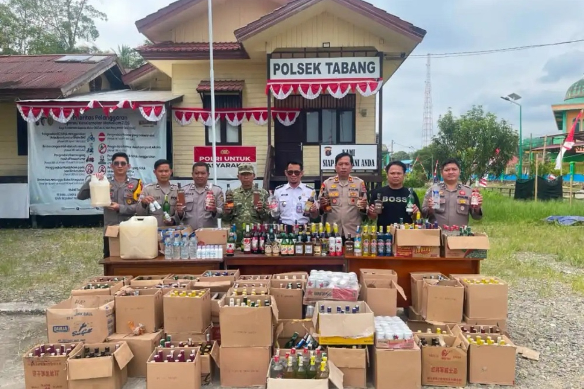 Tabang Police Seize 669 Bottles of Alcohol in Joint Raid in Kukar