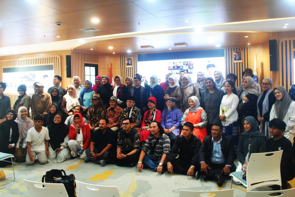 Taufiq Ismail Poetry Recital Breathes Literary Life into TIM