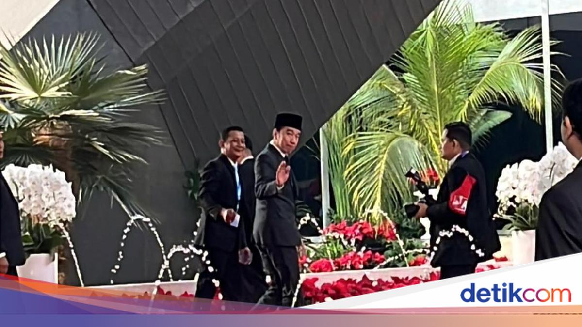 Jokowi Arrives at DPR for 2026 Annual Session and Joint Session