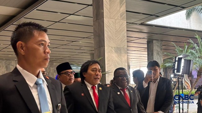 Red Tie and All: Komeng Appears at MPR Annual Session, Asks for 'First Place'