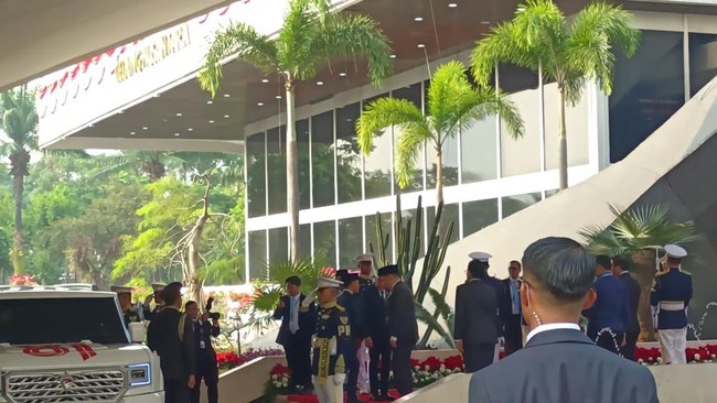 Gibran Attends 2026 MPR Annual Session, Arrives in White Maung