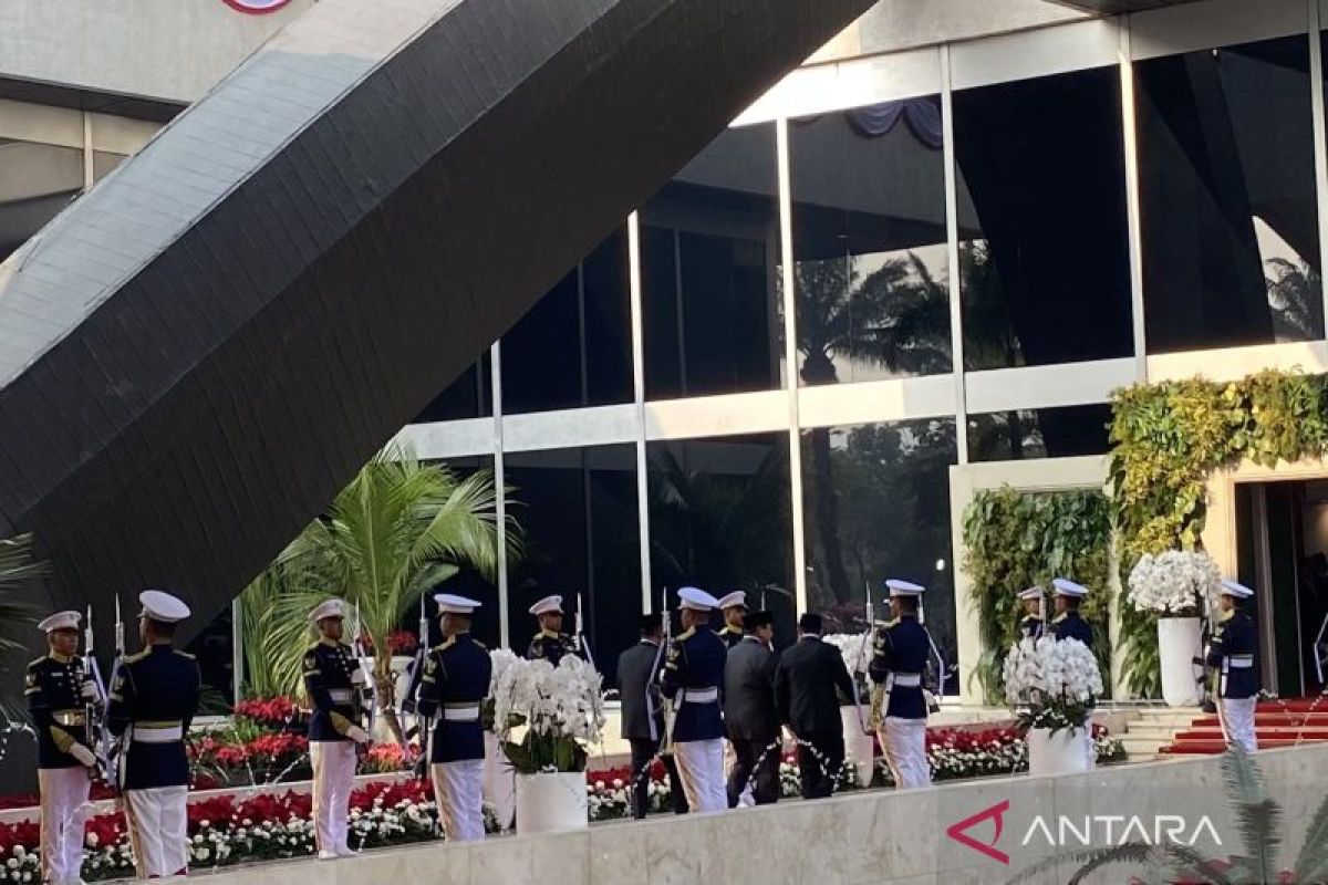 Prabowo arrives at DPR building, welcomed by MPR and DPD leaders
