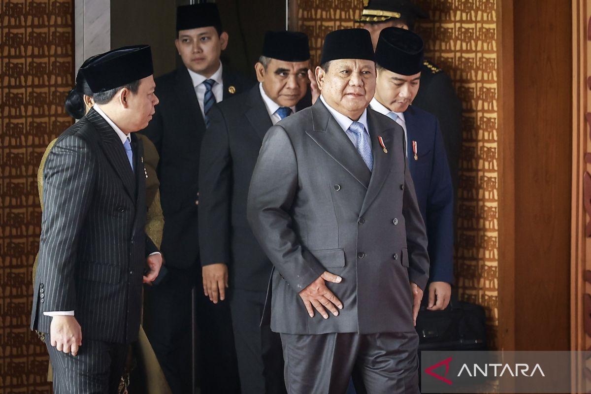 Prabowo aims to assert Indonesia's position through double-breasted suit