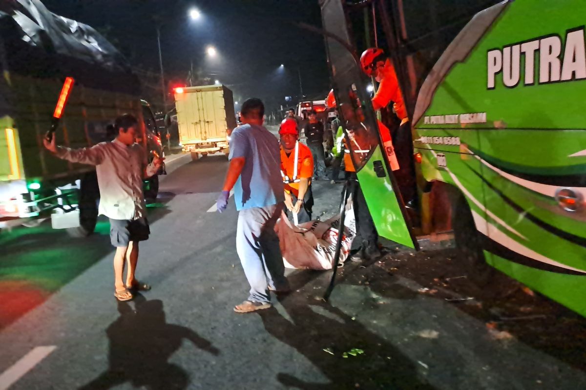 One Dead, 13 Injured as Umrah Pilgrims' Bus Crashes in Bandung Regency
