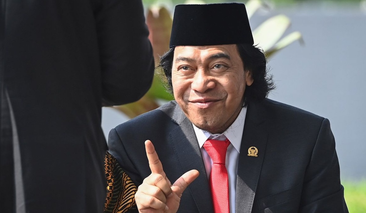 Senator Komeng Supports Prabowo's Free Lunch Programme, Urges Better Implementation
