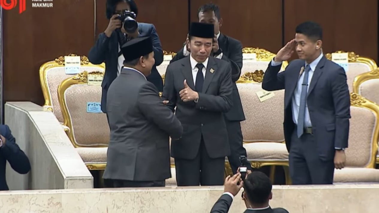 Decoding the Meaning Behind Jokowi's Thumbs-Up Gesture After Prabowo's State Address