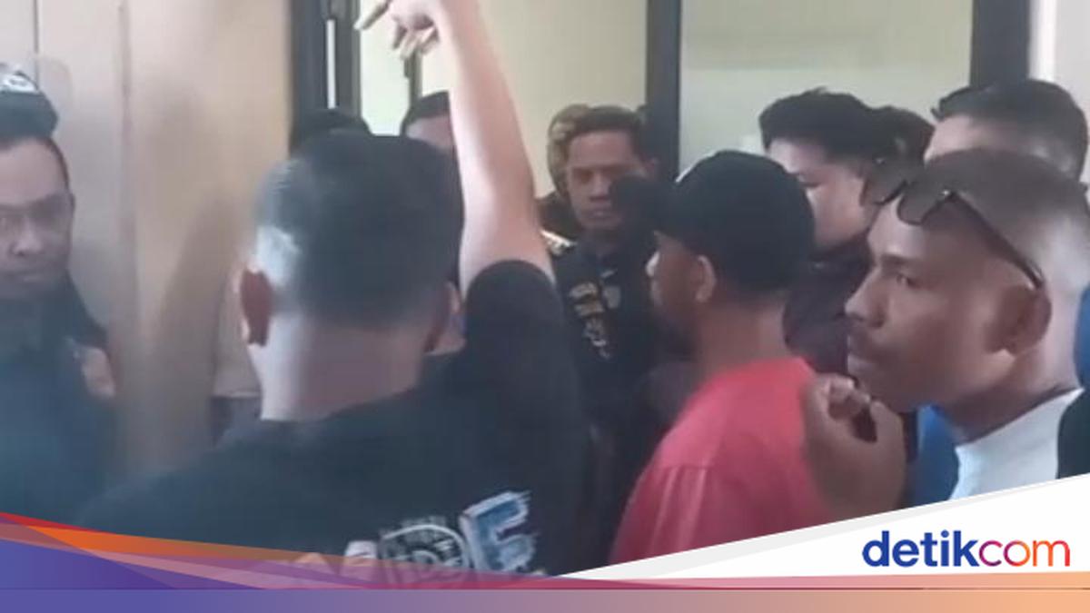 Residents Storm Labuan Bajo Port Authority Office After Official Allegedly Assaults Harbour Employee