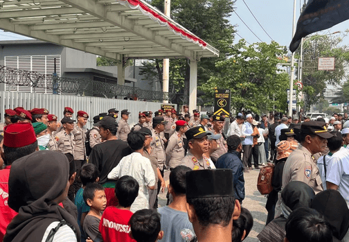 Police Escort Mass Protest Against Alleged Blasphemy at OT Building in Cengkareng