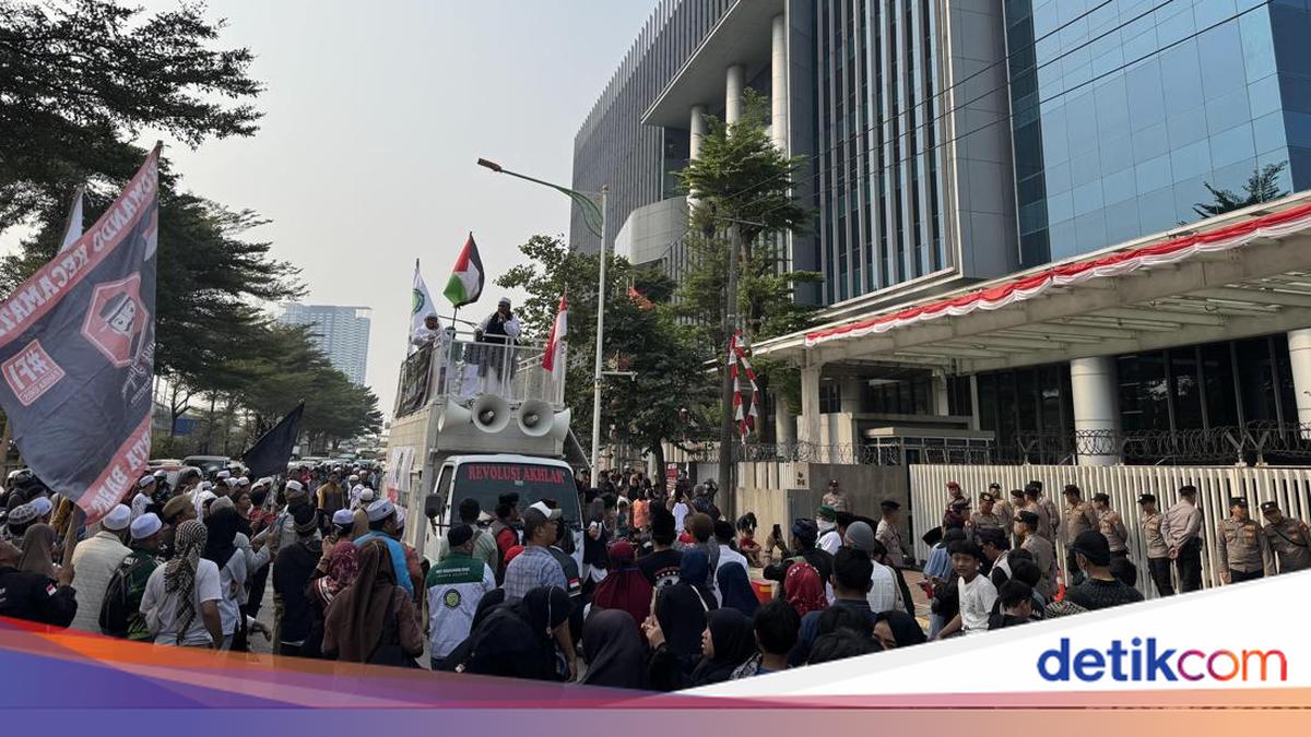 Protesters Rally at OT Building Over Qur'an Memorisation Challenge for Alcohol