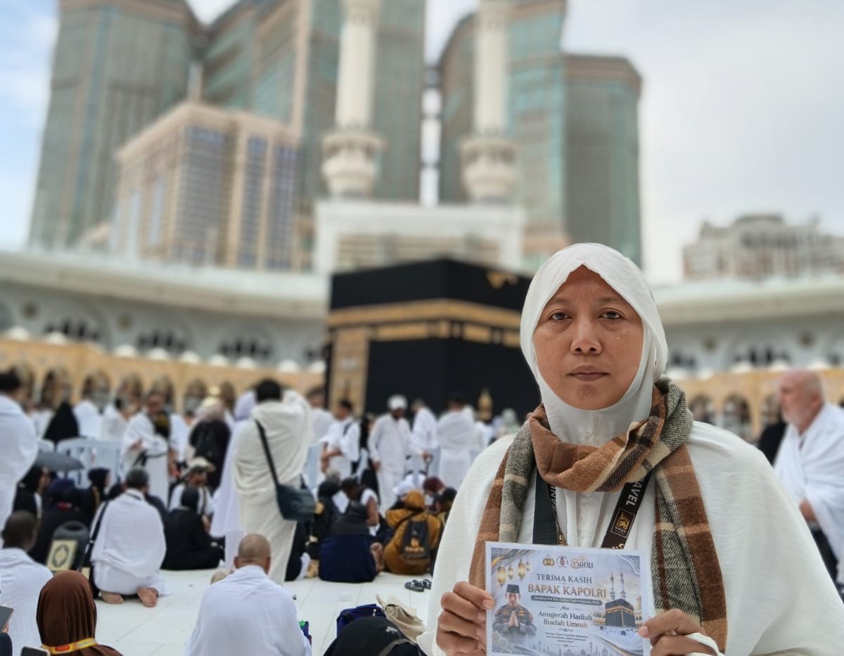 Heartwarming Story of Ummi, a Quran Teacher Sent on Umrah by the National Police Chief