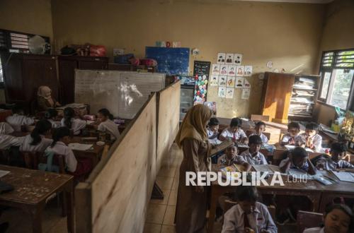 Prabowo Vows to Renovate All Damaged Schools Across Indonesia