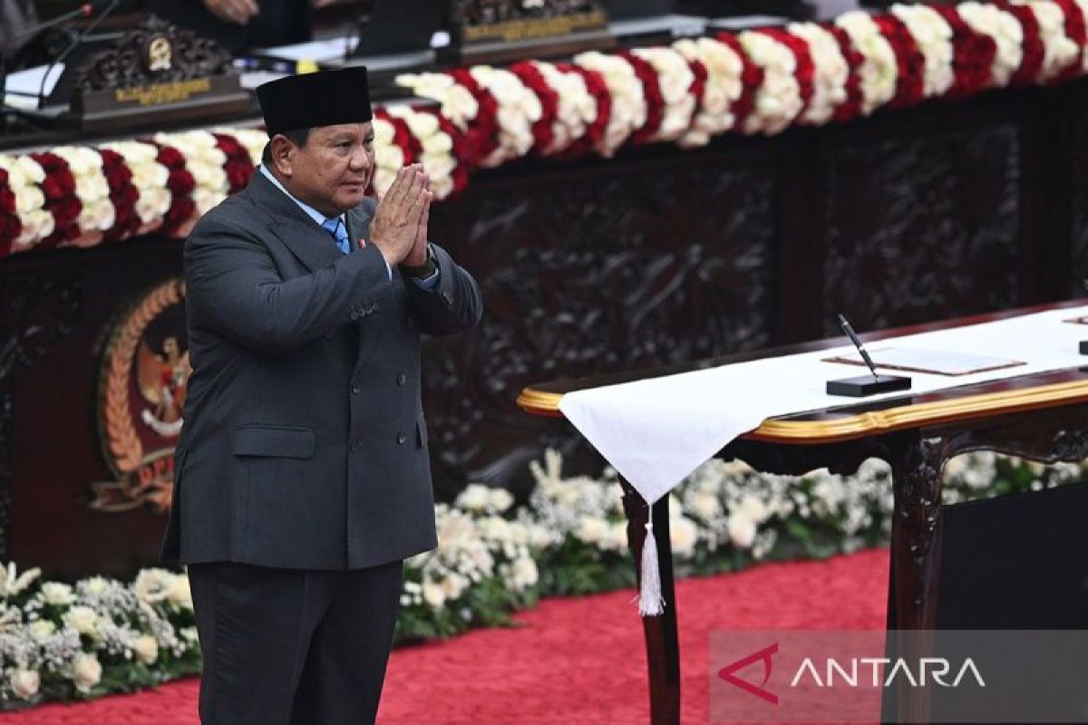 Prabowo Vows to Commence Giant Sea Wall Construction on Java's North Coast
