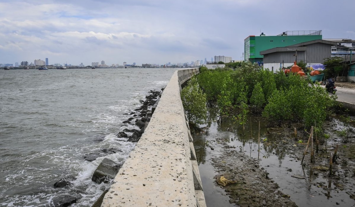 Prabowo Targets Start of Giant Sea Wall Construction on Java's North Coast During His Term