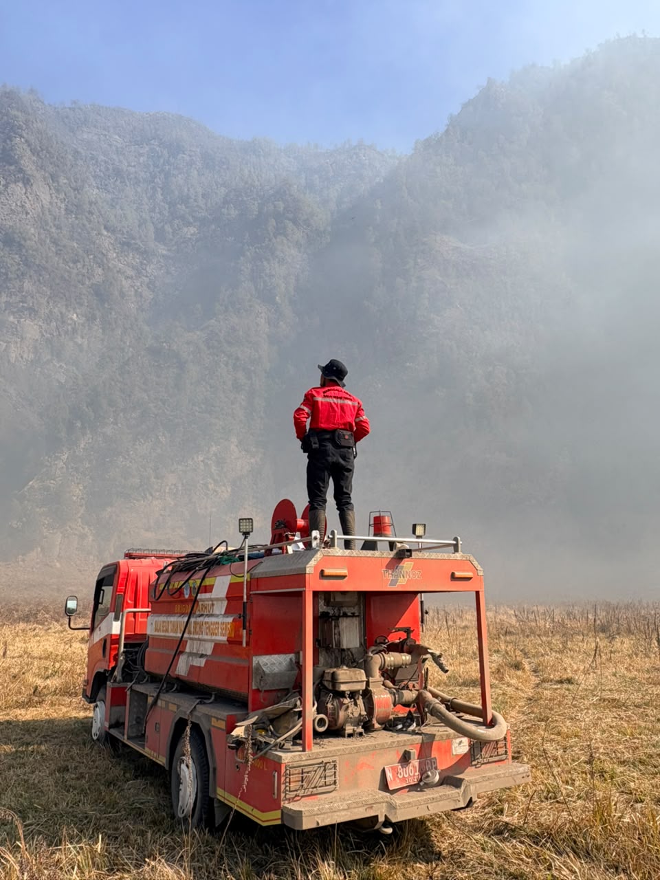 Bromo Fire Extinguished, Crews Focus on Cooling and Sweeping Operations