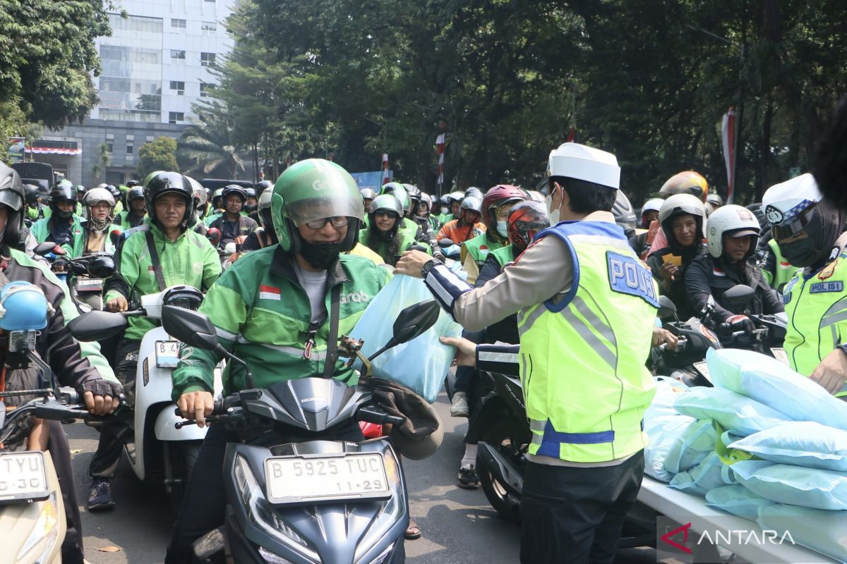 Polda Metro Jaya Distributes 250 Food Packages to Online Motorcycle Taxi Drivers to Strengthen Ties