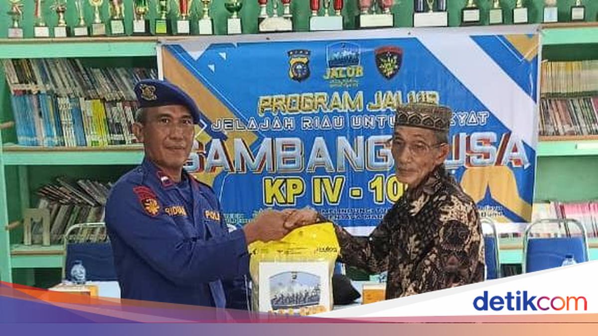 Riau Police's 'JALUR' Vessel Arrives in Meranti, Bringing Aid to Fishermen and the Elderly
