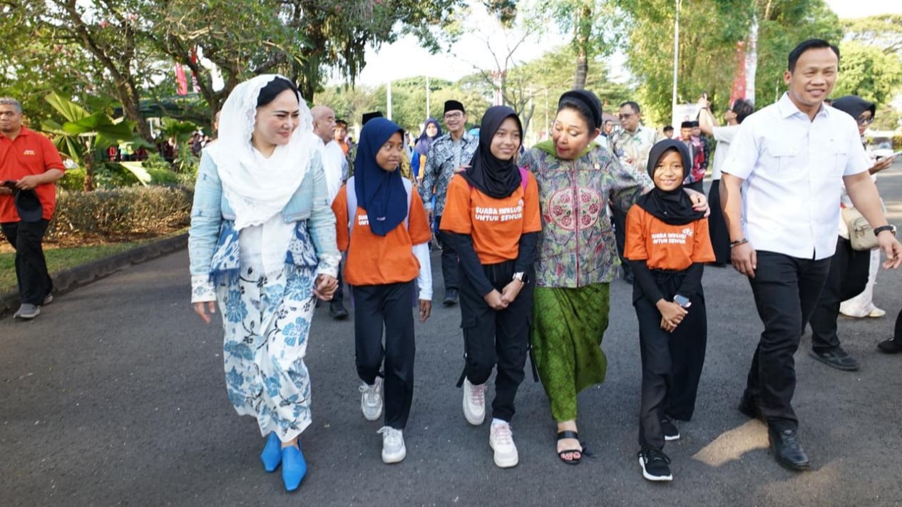 Accompanied by Titiek Soeharto, Students with Disabilities Beam Upon Entering Yogyakarta Presidential Palace