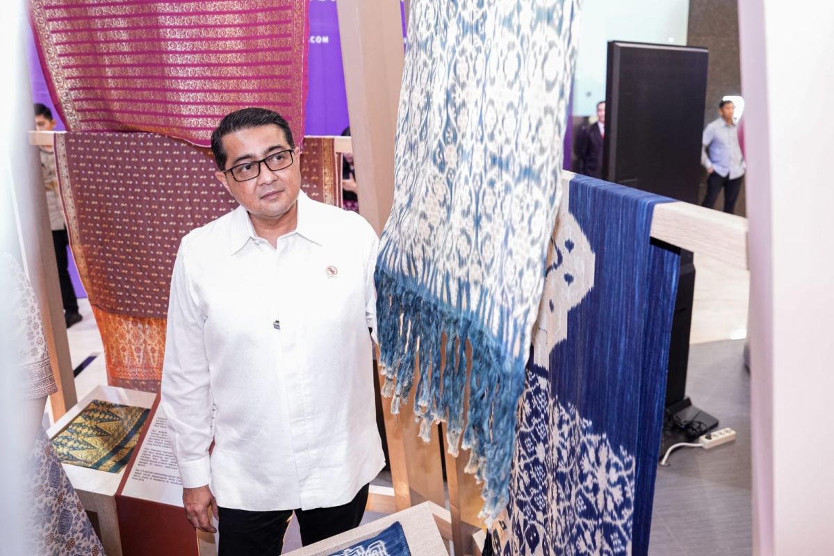 Creative Economy Minister: Weaving Must Be Showcased to Boost Its Economic Value