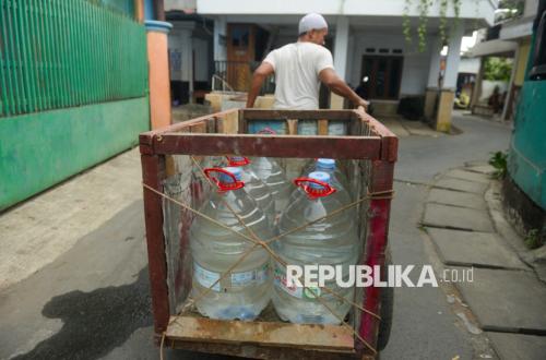 Several Areas in Cirebon Hit by Drought, Residents Struggle with Clean Water Crisis