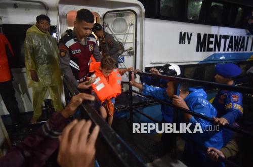 250 Passengers Safely Evacuated After Mentawai Fast Boat Stranded in Storm Off Padang