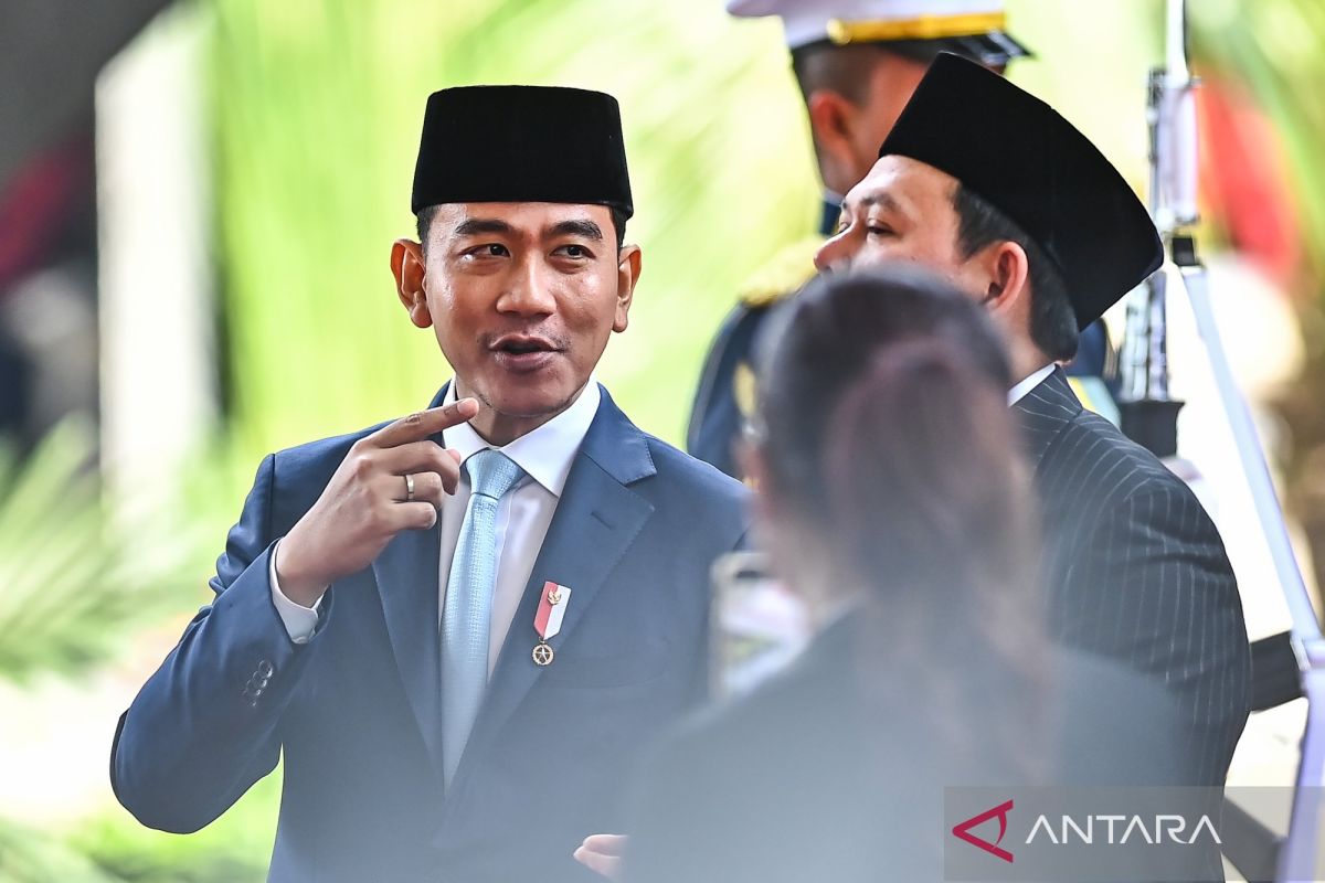 Yesterday's highlights: Gibran's slim-fit suit to Poco F9 Pro specs