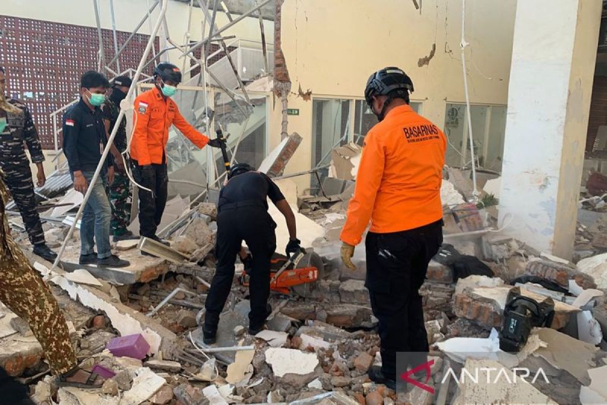 Basarnas Evacuates Three Victims from Building Collapse After NTT Earthquake