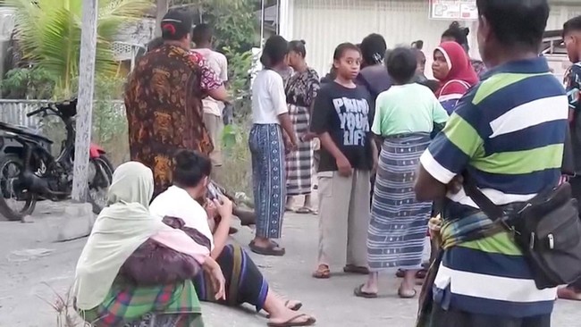 Moments of M 7.7 Earthquake Rock East Nusa Tenggara, Residents Flee and Homes Damaged