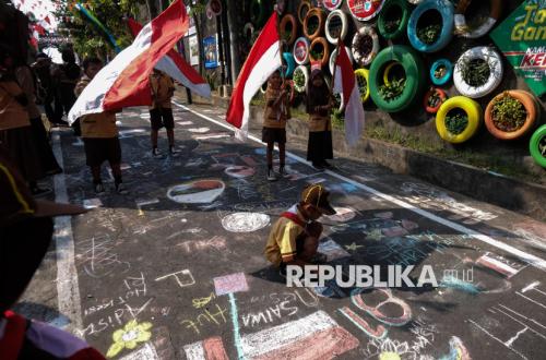 Celebrating Scout Day, Elementary School Students in Solo Express Creativity on the Street