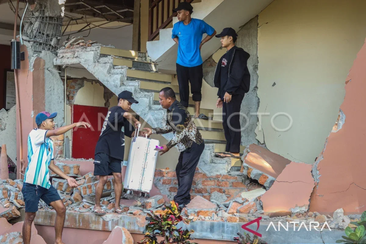 PLN moves to restore electricity in NTT after M7.7 earthquake
