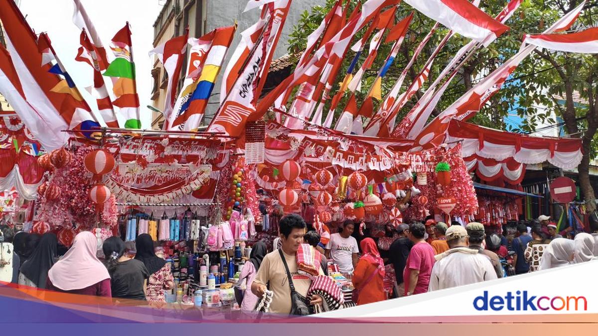 Ahead of Indonesia's 81st Independence Day, Flag Sellers in Jatinegara Complain of Few Buyers