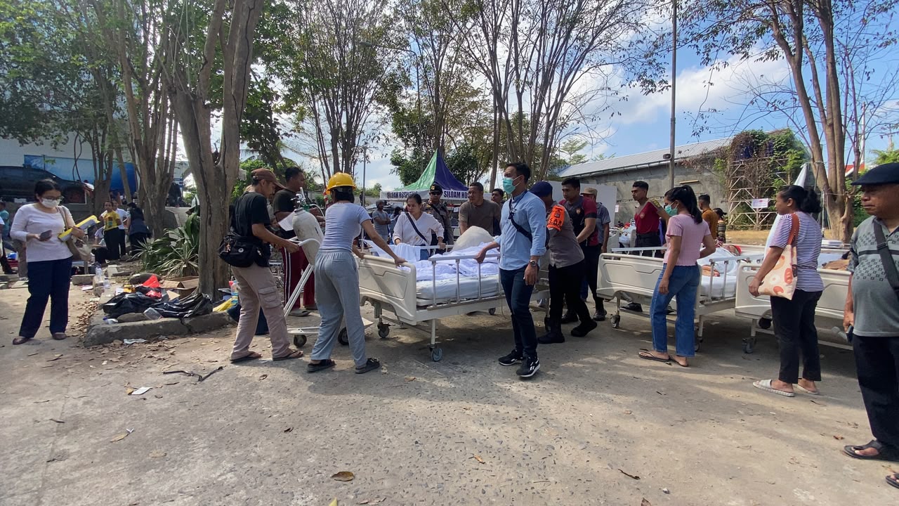 Tourists Injured in Earthquake, Brimob Evacuates Foreign Nationals to Siloam Hospital