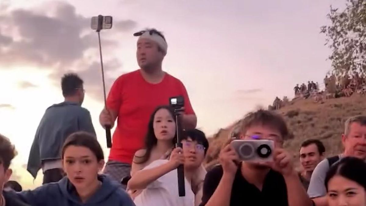 986 Tourists Temporarily Stranded on Padar Island After M7 Earthquake in NTT