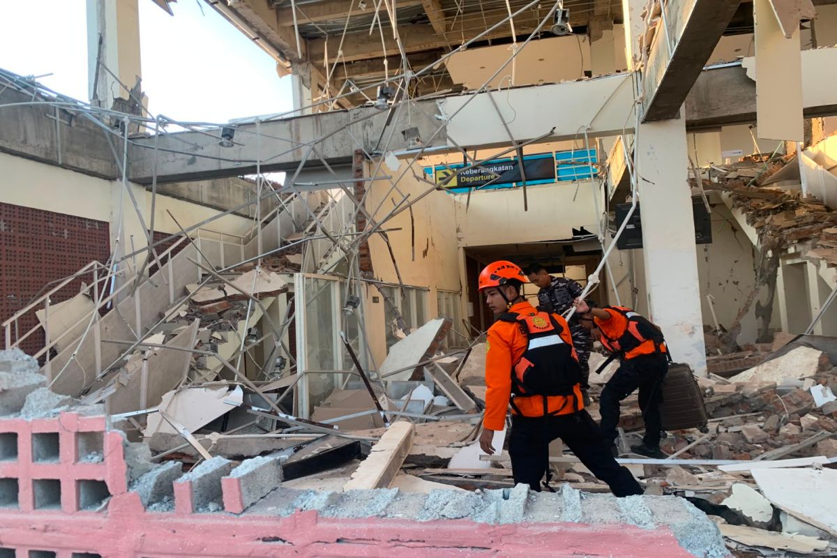 Governor stresses needs of earthquake refugees are priority