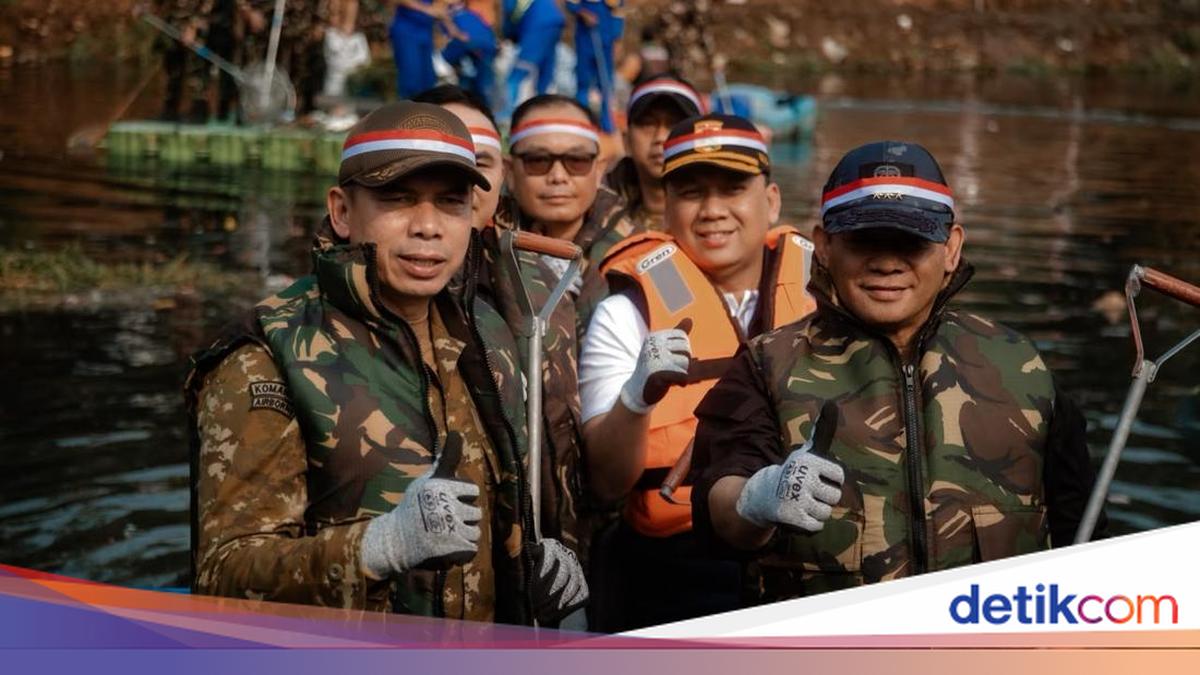 Pangdam Jaya, Metro Jaya Police Chief and Jakarta Provincial Government Clean Rivers with Residents